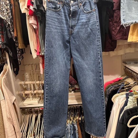 Levi’s Ribcage High Rise Blue Jeans - Picture 3 of 4